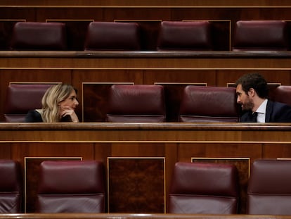 Pablo Casado conversa con Cayetana Álvarez de Toledo en el Congreso el pasado 6 de mayo.