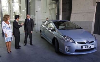 Ana Botella, en ese momento concejal de Medio Ambiente, y Alberto Ru&iacute;z-Gallard&oacute;n, entonces alcalde de la capital, en la presentaci&oacute;n, en noviembre de 2010, de los Toyota Prius del Ayuntamiento.