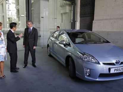 Ana Botella, en ese momento concejal de Medio Ambiente, y Alberto Ru&iacute;z-Gallard&oacute;n, entonces alcalde de la capital, en la presentaci&oacute;n, en noviembre de 2010, de los Toyota Prius del Ayuntamiento.