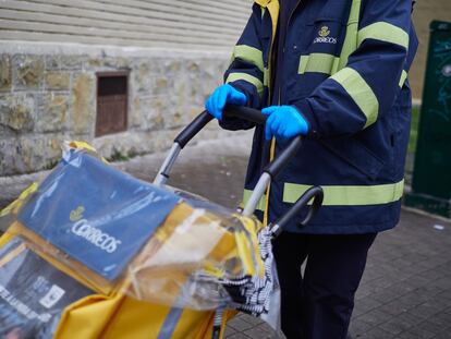 Un cartero reparte correspondencia en Pamplona.