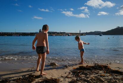 Dos niños en la playa el 2 de enero en St Ives, Cornwall (Inglaterra).