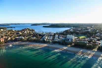 Manly Beach (Sídney, Australia). Para llegar hasta la tranquila playa de Manly, un lugar especial para iniciarse en el surf, hay que tomar un ferri desde el centro de la ciudad australiana. Unos 40 minutos de recorrido en los que el turista puede disfrutar de las vistas desde el mar de Sídney y su famosa bahía.   
