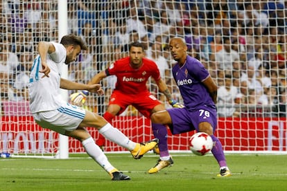 El centrocampista del Real Madrid Dani Ceballos (i) remata ante Gaspar, de la Fiorentina.
