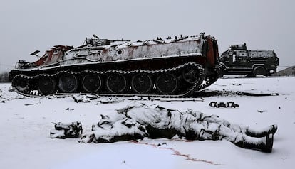 El cuerpo sin vida de un soldado yacía junto a un vehículo blindado ruso quemado después de que el ejército ucranio lo atacara el día anterior cerca de la ciudad de Járkov, el 25 de febrero de 2022.