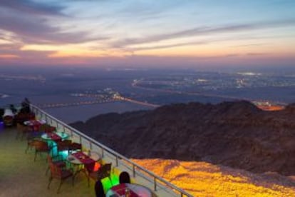 Terraza del restaurante del hotel Mercure, ubicado en la cumbre del monte Jebel Hafeet, en Abu Dhabi.