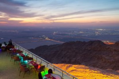 Terraço do restaurante do hotel Mercure, no alto do monte Jebel Hafeet, en Abu Dhabi.