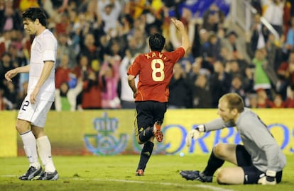 Xavi celebra su gol ante el portero contrario Howard durante el desarrollo del partido amistoso, España 1- Estados Unidos 0, preparatorio para la Eurocopa 2008.