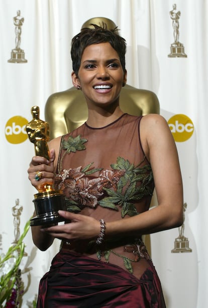 HALLE BERRY – El Oscar: 'Monster’s Ball' (2002), la historia de amor y sexo entre una camarera negra viuda y el verdugo de su marido, un guardia de prisiones racista, era tan excesiva y melodramática como su sinopsis vaticinaba, pero sirvió para poner en el mapa al director Marc Foster y lograr que Halle Berry, que hasta entonces era conocida principalmente por comedias como 'Boomerang, el príncipe de las mujeres' o 'Los Picapiedra' y su papel de Tormenta en 'X-Men', mostrase un rango interpretativo inédito hasta entonces. El merecidísimo Oscar la convertió en la primera (y todavía única) actriz negra en hacerse con la estatuilla a mejor actriz principal. ¿Qué pasó después del Oscar? Se convirtió en una de las actrices mejor pagadas de Hollywood y su carrera parecía imparable, pero aunque técnicamente no se paró, sí que entró en un carril de desaceleración. Tal vez porque a eso de “la maldición del Oscar” se sumó “la maldición de la chica Bond”, que se ganó por su participación en 'Muere otro día'. El impacto de la estatuilla y su bikini homenaje a Ursula Andress provocaron que incluso se hablase de un 'spin-off' para su personaje, algo inédito en la saga del agente 007. No se logró, tampoco las increíbles oportunidades que esperaba. "Creo que es, en gran parte, porque no había lugar para alguien como yo", declaró a 'Variety' en 2020. "Pensé: 'Oh, todos esos grandes guiones van a llegar a mí; grandes directores van a estar llamando a mi puerta'. No sucedió. De hecho, se puso un poco más difícil. Lo llaman la maldición de los Oscar”, sentenció. No ayudó tampoco que se decantase por proyectos como la risible 'Catwoman', que la hizo pasar del Oscar al Razzie (y fue a recogerlo, algo que demuestra un excelente sentido del humor), 'Gothika' o la inclasificable 'Movie 43'.