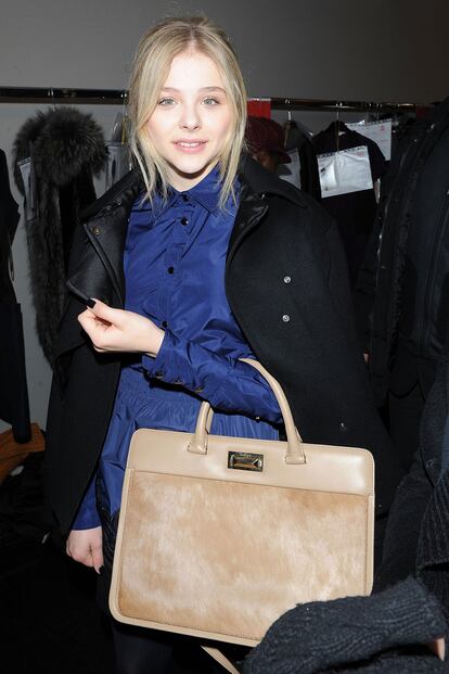 Chloe Moretz cotillenado en el backstage de Blumarine.