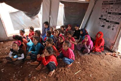 Un grupo de niños refugiados sirios asiste a una de las clases de la escuela 'Zuhur al-Mustaqbal'.