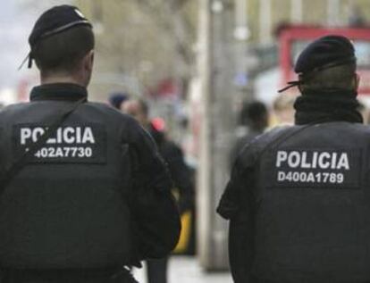 Dos Mossos en Barcelona en una imagen de archivo.