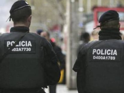 Dos Mossos en Barcelona en una imagen de archivo.