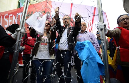 Participantes simulan una verja en la manifestación en Valencia.