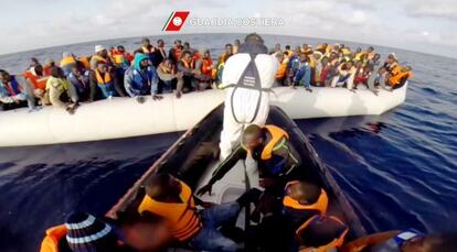 Imatge presa d'un vídeo de la Guàrdia Costanera italiana durant un rescat d'immigrants el 20 d'abril.