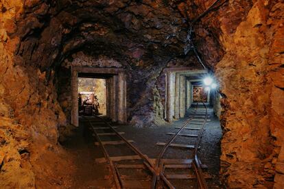 En las montañas Ore se ha estado extrayendo mineral de forma continuada desde hace ocho siglos, sobre todo plata y estaño. Y, más recientemente, uranio. Todavía hoy, sus galerías siguen a pleno rendimiento y son el epicentro de la innovación en ingeniería y ciencia en Centroeuropa. La Unesco ha querido proteger este patrimonio minero excepcional de la región fronteriza de Erzgebirge/Krušnohoří, entre el sureste de Alemania (Sajonia) y el noroeste de la República Checa.