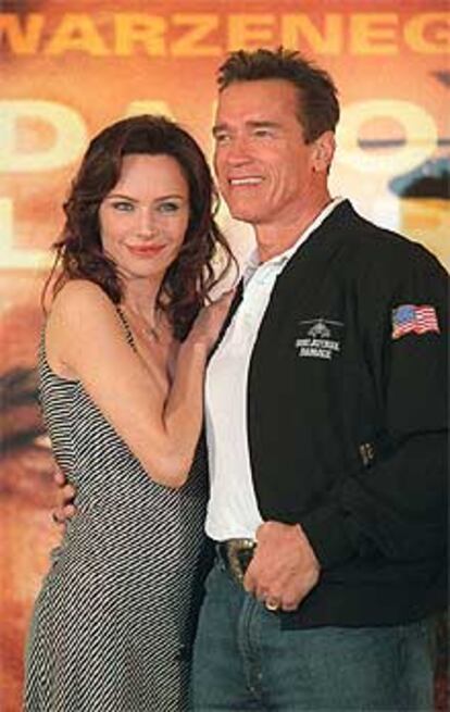Los actores Francesca Neri y Arnold Schwarzenegger.