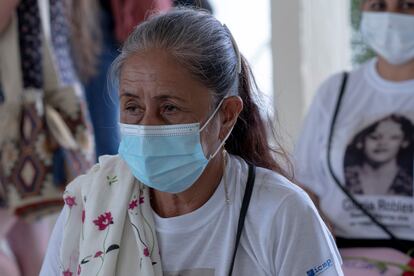 Familiares, amigos y miembros del colectivo 'Narrar para Vivir' asisten a la ceremonia en memoria de Gloria Robles, el 4 de diciembre pasado, en San Juan Nepucemo.