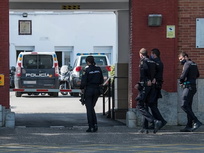 Agentes de Policía Nacional entran a la Comandancia de la Guardia Civil de Girona para vacunarse contra la covid, en mayo del 2021.