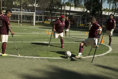 Los entrenamientos consisten en una serie de pases entre los jugadores, mientras uno de ellos debe robar el balón