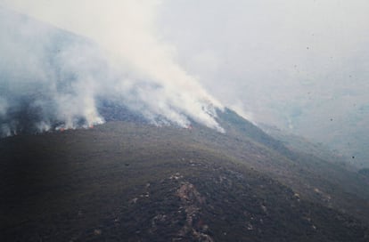 Vista este martes, del incendio cercano a la localidad de Pombriego (León).
