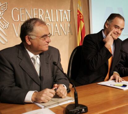 Juan Cotino y Esteban González Pons, en febrero de 2005.