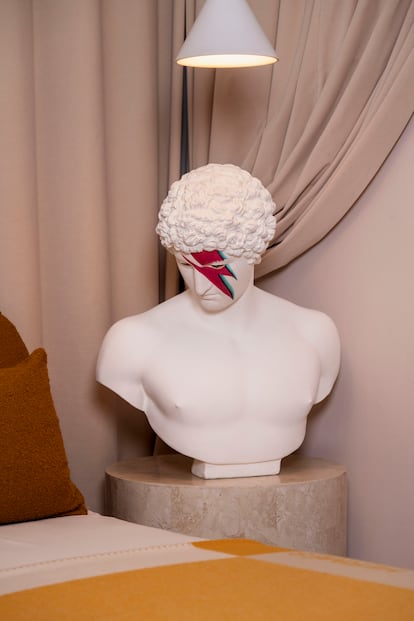 En un rincón del dormitorio del estudio, aparece la escultura 'Portrait of Antinous as a Rock Star', de 2023. Es un busto de escayola de Antínoo, amante del emperador Adriano, pintado como David Bowie en su álbum 'Aladdin Sane'.