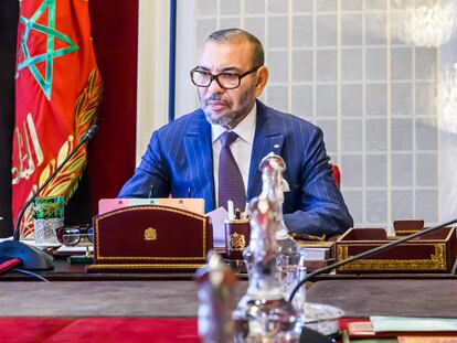 El rey Mohamed VI de Marruecos preside una reunión en el Palacio Real de Rabat, el 14 de septiembre de 2023.