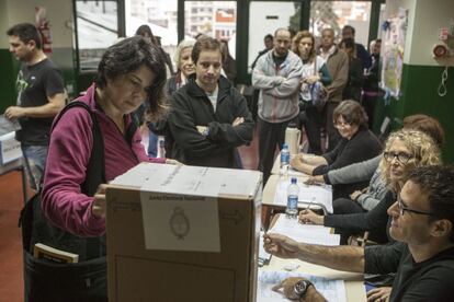 Una fila de votantes espera para participar en las elecciones primarias de Argentina de este domingo.