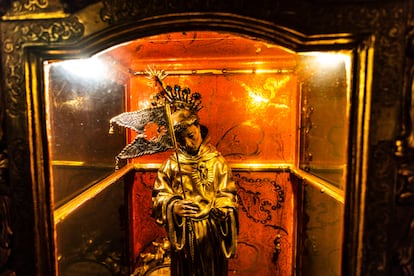 Figura de San Antonio, a quien está consagrado el monasterio.