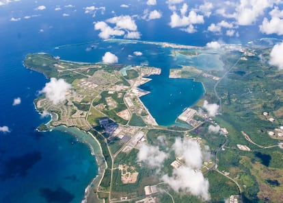 Vista aérea sobre la base naval estadounidense en el puerto de Apra (Guam).
