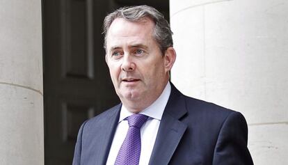 Liam Fox, a la salida del ministerio de Defensa británico ayer