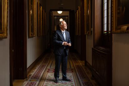 El Ministro de Política Territorial en uno de los pasillos de la zona de Palacio del Congreso.
