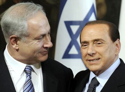 Silvio Berlusconi (a la derecha) con el primer ministro israelí, Benjamín Netanyahu, en Roma.