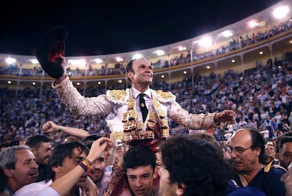 Antonio Ferrera, por la puerta grande de Las Ventas en su encerrona del 5 de octubre de 2019.