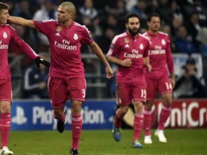 Pepe celebra con Kroos la victoria contra el Schalke