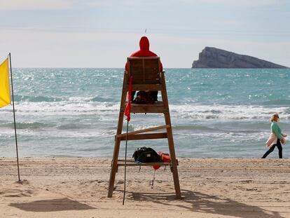 Un socorrista vigila la playa de Levante de Benidorm, el pasado 23 de enero.