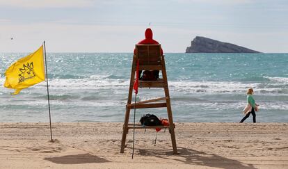 Un socorrista vigila la playa de Levante de Benidorm, el pasado 23 de enero.