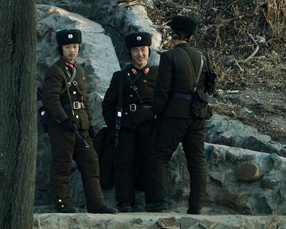 Soldados de Corea del norte a orillas del río Yalu, que separa la ciudad de Sinuiju Corea del norte de la frontera China ciudad de Dandong.