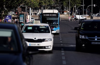 Vehículos privados, autobuses y taxis, en Madrid.