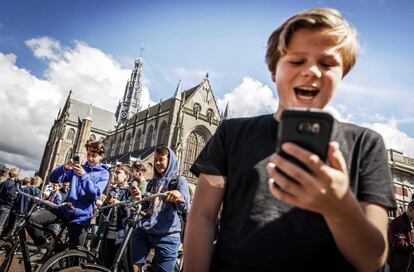 Un ni&ntilde;o juega &#039;Pok&eacute;mon Go&#039; en Haarlem, Holanda.