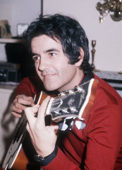 El músico Manuel de la Calva posa en su residencia de Madrid en los años 70.