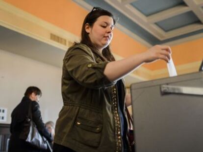 Uma mulher vota no referendo suíço.