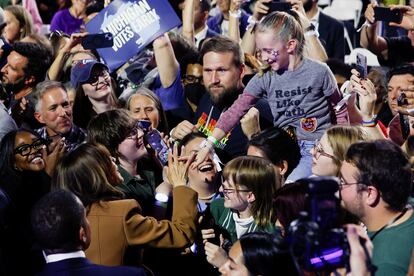 La vicepresidenta de EE UU y candidata demócrata, Kamala Harris ,saluda a una niña en el centro Wings Event Center de Kalamazoo (Michigan), el sábado.