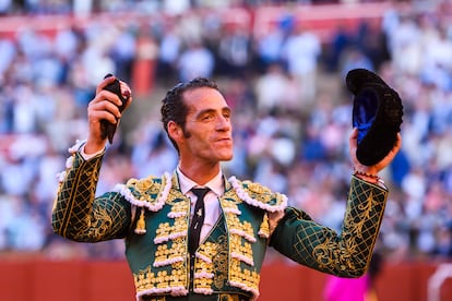 Pepe Moral, with one of the two ears he cut off at La Maestranza in the last bullfight of the fair.
