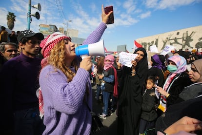 El llamamiento, formulado a través de redes sociales, pedía que los participantes se concentraran en los alrededores de la plaza Tahrir, epicentro de las protestas, vistiendo de color rosa y púrpura en defensa de los derechos de las mujeres. En la imagen, una de las manifestantes que ha acudido a esta convocatoria en Bagdad arenga a la multitud.