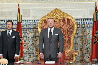 El rey Mohamed VI de Marruecos, a la derecha, posa su hermano el príncipe Moulay Rachid, ayer en Rabat, tras pronunciar el discurso.