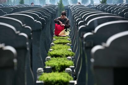 A woman prepares incense and offerings to burn at a grave during the annual "Qingming" festival, or Tomb Sweeping Day, at a public cemetery in Shanghai on April 4, 2016.
During Qingming, Chinese traditionally tend the graves of their departed loved ones and often burn paper offerings to honour them and keep them comfortable in the afterlife. / AFP PHOTO / JOHANNES EISELE