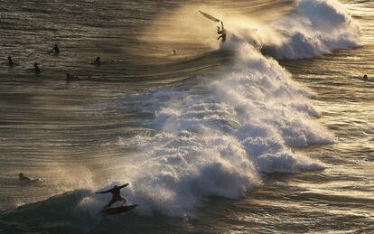 Un grupo de deportistas intentan surfear olas fuertes cerca de la playa de Ipanema, en Río de Janeiro (Brasil).