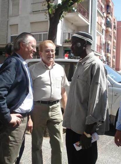Josep Piqué conversando con vecinos de Salt ayer en una visita electoral.