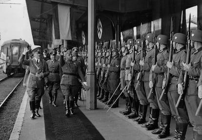 Adolf Hitler y Francisco Franco pasan revista a las tropas alemanas en un encuentro entre los dos dirigentes el 23 de octubre de 1940 en Hendaya.